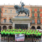 Els membres de la penya ciclista 'El Jamón' davant del monument a Prim.