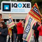 Trabajadores en las puertas de IQOXE en la primera jornada de huelga para exigir la readmisión de Fran Pizarro.