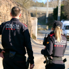 Agentes de los Mossos hablando con un conductor en uno de los controles realizados en Sarral.