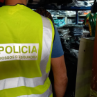 Un agente de los Mossos d'Esquadra entrando en la tienda ilegal de Reus.