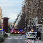 Despliegue de los cuerpos de seguridad en la Avenida Cardenal Vidal y Barraquer por el incendio de una vivienda.