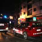 Vehículos del cuerpo de Bomberos frente al edificio donde se ha producido el incendio.
