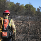 Un bomber repassa zones calcinades a l'incendi de Calafell.