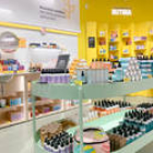 Interior de la nueva tienda de Freshly Cosmetics en el Parc Central de Tarragona.