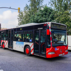 Un autobús de l'EMT al seu pas per la plaça de la Imperial Tàrraco.