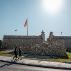 El Fortí de Sant Jordi es troba ubicat al passeig de Rafael Casanova, a la punta del Miracle.