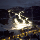 En Masella puede disfrutar del esquí nocturno gracias a una red de luz que ilumina 13 pistas de la estación.