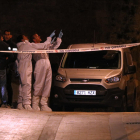 Agentes de los Mossos d'Esquadra realizando labores de investigación en la calle de la Església de Valls, donde se ha encontrado un hombre muerto.