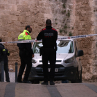 Agents dels Mossos d'Esquadra investigant la mort d'una persona al carrer de l'Església de Valls.