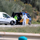 Els agents dels mossos i dels serveis funeraris fan l'aixecament del cadàver de la noia morta trobada a Móra la Nova.