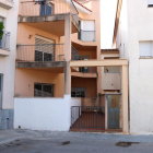 El bloc de pisos de la plaça Martorell de Roda de Berà que va ser desallotjat l'any passat.