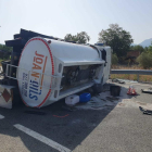 El camión accidentado en Marçà ha quedado volcado y los Bombers han contenido el escape de gasoil.