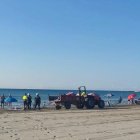 La Brigada Municipal y la Policía Local durante la retirada de sillas y parasoles en la Pineda.