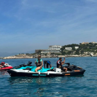 Unos usuarios haciendo uso de sus motos acuáticas particulares en una playa de Tarragona.
