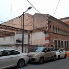 Imatge del solar buit annex a la Biblioteca Pública de Tarragona, ubicada al carrer Fortuny.