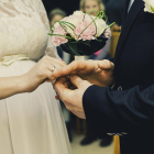 Abans de la celebració, es comprova que els promesos no tenen cap impediment per casar-se.