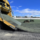 Imatge de les obres de renovació de la gespa artificial del camp de futbol de Torredembarra.