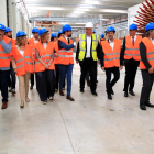 Los consellers de Empresa y Territori y los alcaldes de Tortosa y l'Aldea visitando la planta de Kronospan en Tortosa.
