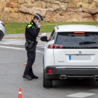 Un agente de la Guardia Urbana de Tarragona durante un control