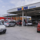 Cola de vehículos esperando para poner gasolina en el polígono Francolí de la ciudad de Tarragona.