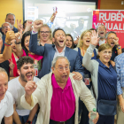 Rubén Viñuales celebrant la victòria amb el seu equip a la seu socialista a Tarragona.