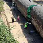 Operaris d'Adif treballant en el tren de mercaderies que ha descarrilat a l'estació Marçà-Falset.