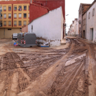 Un dels carrers del municipi de Santa Bàrbara, ple de fang, afectat pels forts aiguats.