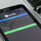 Imatge d'arxiu d'un mòbil amb l'aplicació d'Spotify obert.