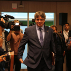 El expresidente de la Generalitat y eurodiputado de Junts, Carles Puigdemont, llegando a la conferencia que ha dado este martes en Bruselas para abordar la investidura de Sánchez.