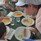 Imatge d'arxiu d'un menjador escolar, en què s'està servint el dinar.