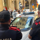 Un dels vehicles policials durant l'arribada dels detinguts a Solsona.