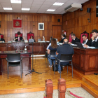 Tres acusados de prevaricación y malversación caudales públicos, entre ellos el exalcalde de Roda de Berán Pedro José Figueiredo, en la sala durante el juicio celebrado en la Audiencia de Tarragona.
