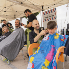 Cambrilenses y visitantes pudieron peinarse o cortarse el cabello al aire libre, en el Port.