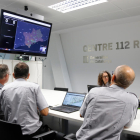 Imatge de tècnics de Protecció Civil durant el simulacre de prova de sirenes des de l'edifici 112 de Reus.