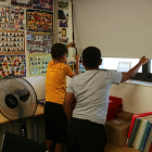 Dos alumnos de sexto de la escuela Vora Mar de Salou bajando las persianas del aula en la prueba del Plaseqta.