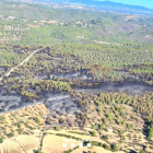 Imatge aèria de la superfície cremada en l'incendi de Vespella de Gaià i la Nou de Gaià.