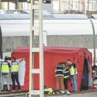 Agents del Cos Nacional de Policia, de l'UME i de seguretat de Renfe al costat del cos que ha estat trobat aquest dilluns entre dos vagons d'un tren a l'estació de Santa Justa de Sevilla.