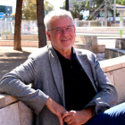 L'exalcalde de Tarragona, Pau Ricomà, assegut en un banc de la plaça dels Carros.