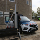 Una patrulla dels Mossos d'Esquadra s'emporta un dels detinguts a la nau del carrer Rovira i Virgili de Reus.