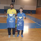 David Fernández, del CBT, y el jugador del CB Salou CJ Barksdale.