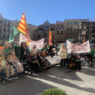 Imagen de la concentración de protesta en las puertas del Ayuntamiento de Reus.