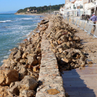 El paseo marítimo de Altafulla ha perdido la playa y las olas han generado destrozos en la estructura, junto a las casas.