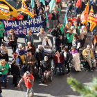 Treballadors, usuaris i familiars de la Residència de Gent Gran de Reus concentrats davant de l'Ajuntament.