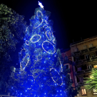 Imatge de l'arbre de nadal de Tarragona, il·luminat.