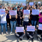 Treballadors de Quatre Camins protesten a la porta de la presó.