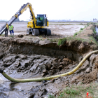 Extracció d'aigua salada del forat del pou que recollirà el drenatge de 60 hectàrees d'arrossars de Deltebre.