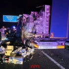 Imatge de les caixes que van caure d'un camió que va patir un accident a Banyeres.