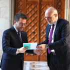 El director de l'Institut d'Estudis d'Autogovern, Joan Ridao, amb el president de la Generalitat, Pere Aragonès.