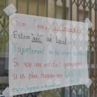 Els responsables de l’esplai van penjar un cartell de contacte al local de l’av. Andorra.