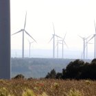 Alguns dels aerogeneradors instal·lats a l'altiplà de la Terra Alta.